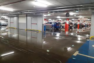 Parking podziemny oraz ulica Traugutta po ulewie w Toruniu