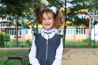 Nie wiesz, jak ubrać dziecko na zakończenie roku szkolnego? Tych zasad lepiej je nauczyć