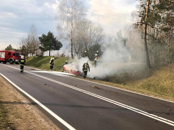 Podlaskie. Pożar auta na DK 65. Kierowcę i pasażera uratował policjant