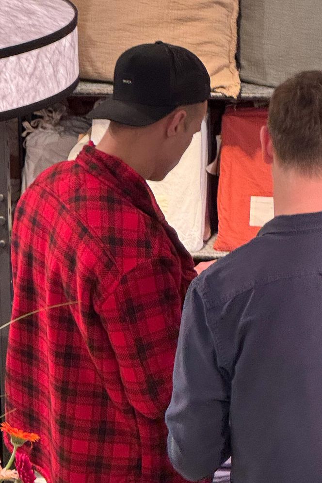 Maciej Zakościelny głaszcze kołdrę po rozwodzie