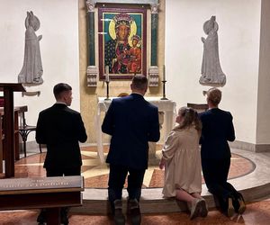 Rodzina Nawrockich przy grobie papieża Polaka