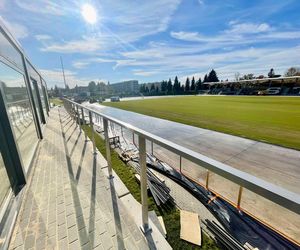 Remont starachowickiego stadionu trwa. Na plac budowy dotarły słupy oświetleniowe