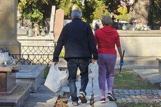 Polacy masowo sprzątają groby przed 1 listopada