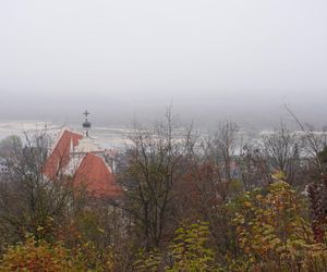 Mglisty Kazimierz Dolny w obiektywie. Miasteczko nad Wisłą przyciąga turystów nawet późną jesienią