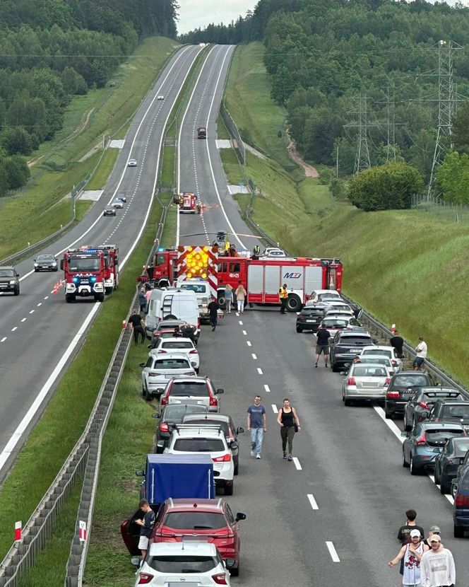 Tragiczny wypadek na S7 w Łącznej. Nie żyje kobieta, dwie osoby ranne