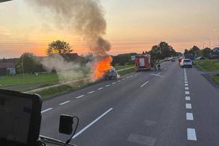 Auto uderzyło w betonowy przepust. Potem stanęło w płomieniach