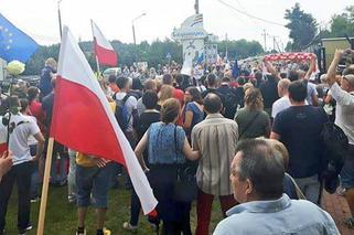 Protestujący na święcie policji w Legionowie