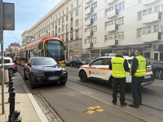 Paraliż w centrum Warszawy. Kierowca BWM zaparkował na torach. Wszystko stanęło!