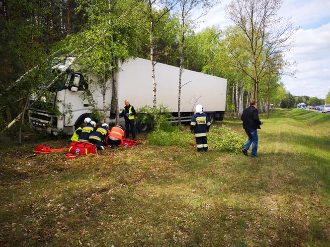 [AKTUALIZACJA] Wypadek na DK 10 na trasie Bydgoszcz - Toruń! Samochód ciężarowy wypadł z jezdni! [ZDJĘCIA]