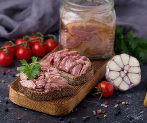 Tuszonka z łopatki: przepis na domową łopatkę konserwowaną w słoikach