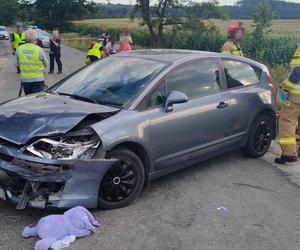 Poważny wypadek pod Dzierżoniowem. Zderzyły się trzy auta, są ranni 