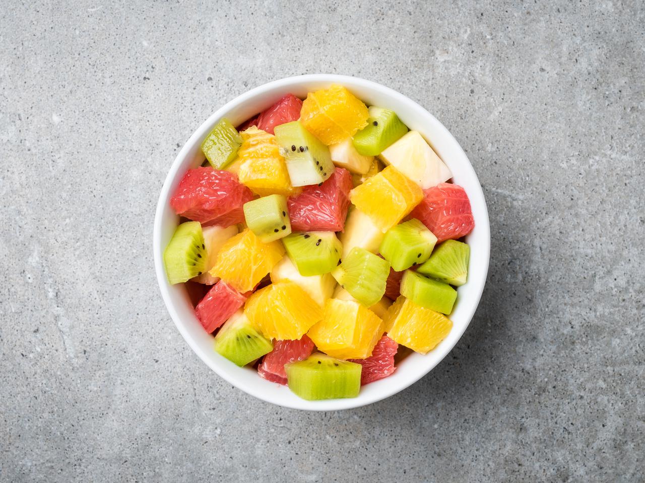 Sałatka owocowa z orzechami - przepis na zdrowe świąteczne danie