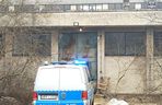 Bezprawnie przebywali na zamkniętym terenie w Imielinie. Podczas interwencji uciekł na dach. Potrzebny był negocjator