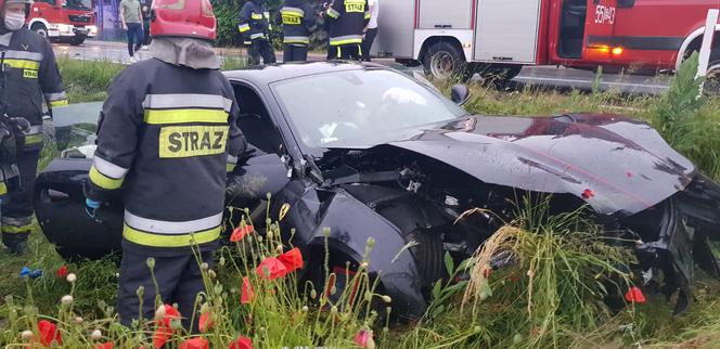 Ferrari rozbite na drodze krajowej nr 45 w Gaszynie 