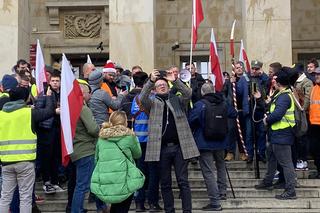 Protest rolników we Wrocławiu. Strajk wymyka się spod kontroli. Urząd Wojewódzki obrzucany jajkami