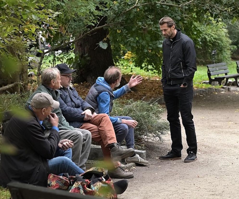 Pierwsza miłość, odcinek 3932: Ksiądz Bruno na tropie psychola Mateusza. To znajomy Marty dorwie kryminalistę? - ZDJĘCIA, ZWIASTUN