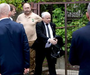 Czterech ochroniarzy przy furtce Kaczyńskiego. Tak prezes PiS spędził ten szczególny dzień w roku