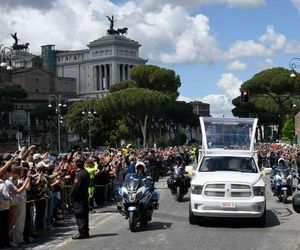 Kondukt żałobny przejechał przez Rzym. Ostatnia droga papieża Franciszka