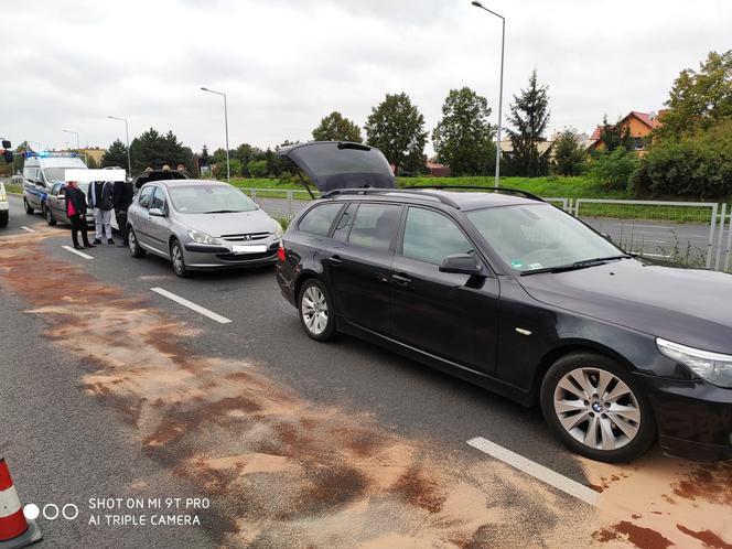 Domino na al. Konstytucji 3 Maja w Lesznie. Rano zderzyło się 5 aut
