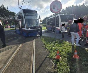 Groźny wypadek na Akademickiej w Bydgoszczy. Autobus zderzył się z tramwajem. Są ranni [ZDJĘCIA]