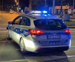 Warszawa. Kierowca BMW potrącił policjanta. Funkcjonariusz wpadł na maskę auta i huknął na asfalt