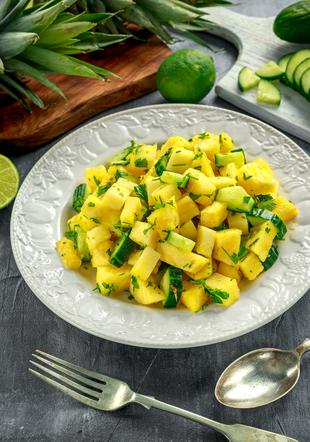 Sałatka z ananasa i ogórka: soczysta i świeża surówka obiadowa