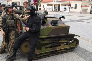 Białystok. IX Podlaski Piknik Militarny “Misja WSCHÓD”. Prezentacja na Rynku Kościuszki