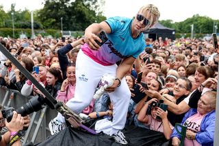 Skandal na dożynkach we Wtórku. Skolim śpiewał o „rozkładaniu nóg”, pod sceną były dzieci