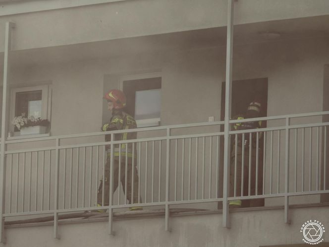 Pożar i wybuchy w mieszkaniu bloku w Tychach