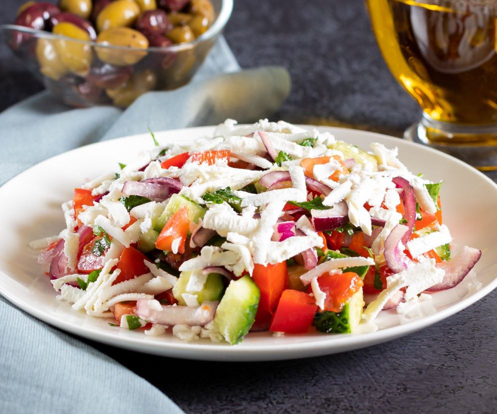 Sałatka bałkańska przywoła smak wakacji. Jej sekret tkwi w serze