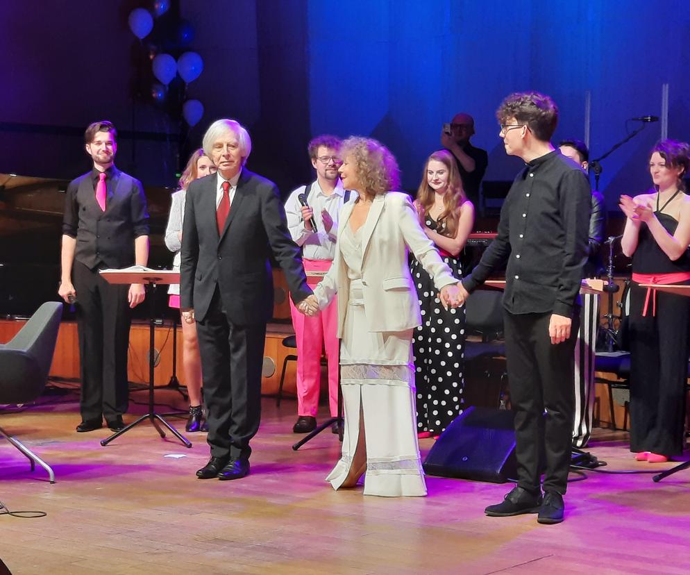 Alicja Majewska, Włodzimierz Korcz, Paweł Głowiński i grupa solistów podczas koncertu Wodecki welcome to
