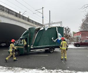 Totalna demolka na Targowej. Wpakował się pod niski wiadukt, ze skrzyni zostały strzępy