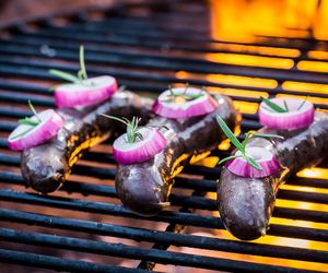 Jak przygotować kaszankę na grilla, żeby wszystkim smakowała? 6 przepisów na grillowaną kaszankę