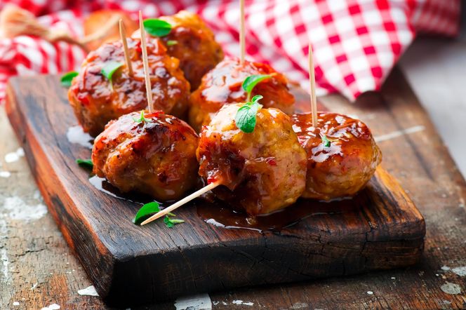 Klopsiki w sosie BBQ idealne nie tylko na obiad. Wychodzą obłędnie za każdym razem
