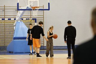 Nawrocki przeczekał ulewy grając w koszykówkę