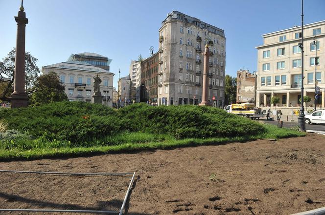 Wrócił ruch na obie jezdnie Placu Trzech Krzyży. Inwestycja mocno opóźniona