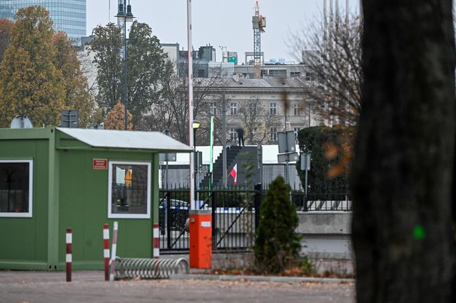 Mężczyzna wszedł na pomnik smoleński w Warszawie (9.11.2024)