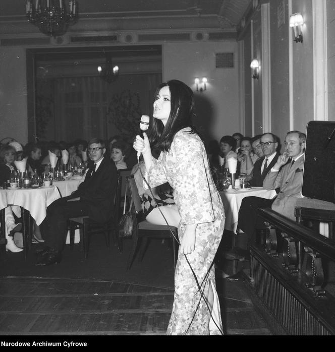 Teresa Tutinas podczas śpiewu
