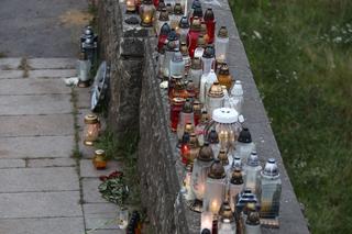 Mieszkańcy palą znicze w miejscu tragicznego wypadku przy moście Dębnickim