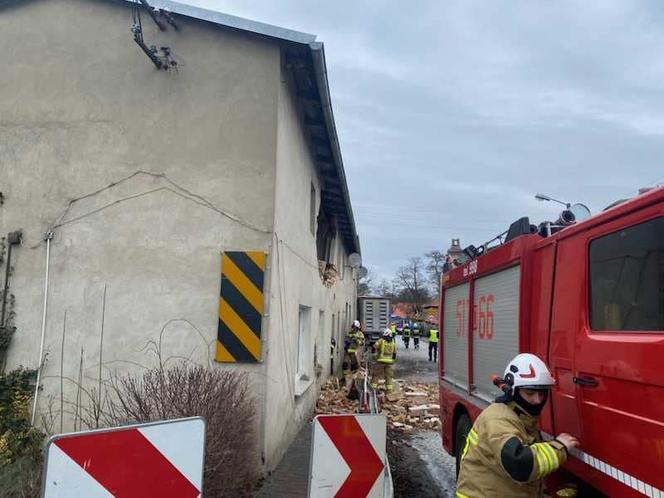 Ciężarówka z drobiem wjechała w budynek