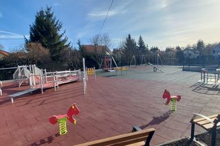To pierwszy taki plac zabaw w tym mieście. Powstał z myślą o dzieciach z niepełnosprawnościami [ZDJĘCIA]