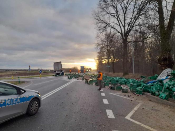 Wypadek ciężarówki z piwem na trasie Kielce - Busko-Zdrój