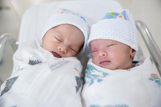 Te bliźnięta naprawdę trudno rozróżnić... Zobacz niesamowite zdjęcia noworodków!