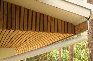 Montaż podbitki dachowej drewnianej i z paneli PCV