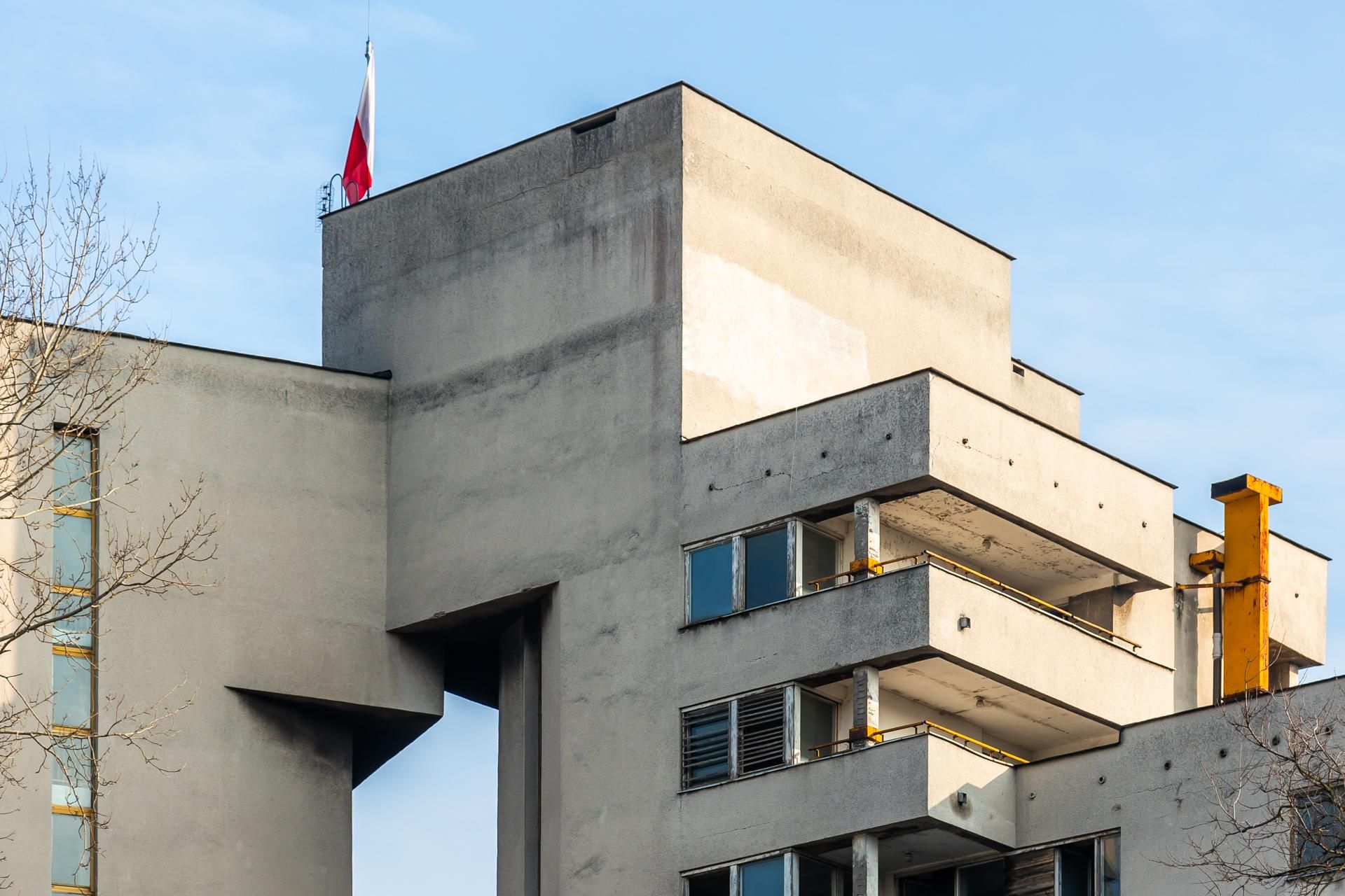 Szpiegowo, blok na Sobieskiego 100 w Warszawie