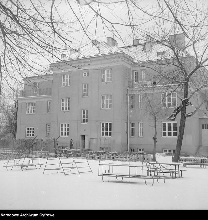 Budynek w którym mieściło się przedszkole. Z przodu widoczny plac zabaw, 1973