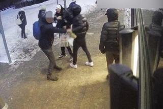 Pobicie na ul. Wyszyńskiego we Wrocławiu. Policja udostępnia zdjęcia sprawców. Widziałeś ich?
