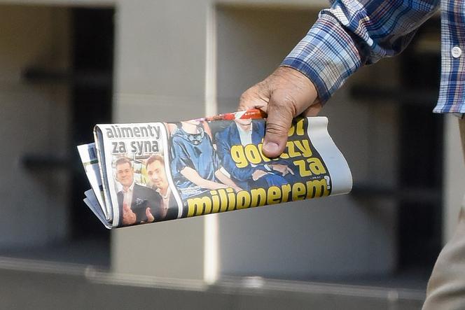 Jerzy Połomski kupuje gazetę "Super Express", winogrona, banany i łososia
