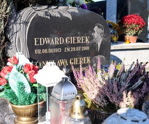 Grób Edwarda Gierka w Sosnowcu tonie w kwiatach na Wszystkich Świętych