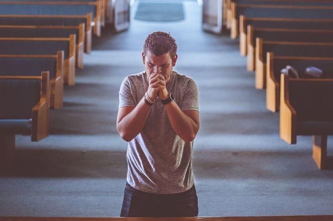 Msza święta w TV i online w Wielkanoc 2026. O której oglądać transmisję 5 i 6 kwietnia? TVP, Polsat, Trwam, Republika